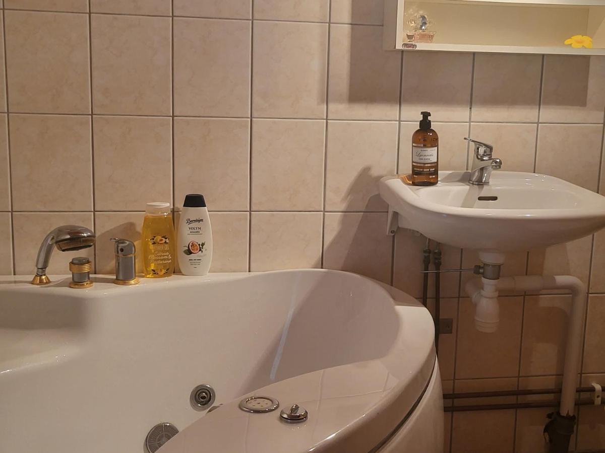 Minihus Med Stor Traedgardstomt Naera Golf Och Hav Villa Trosa Ngoại thất bức ảnh