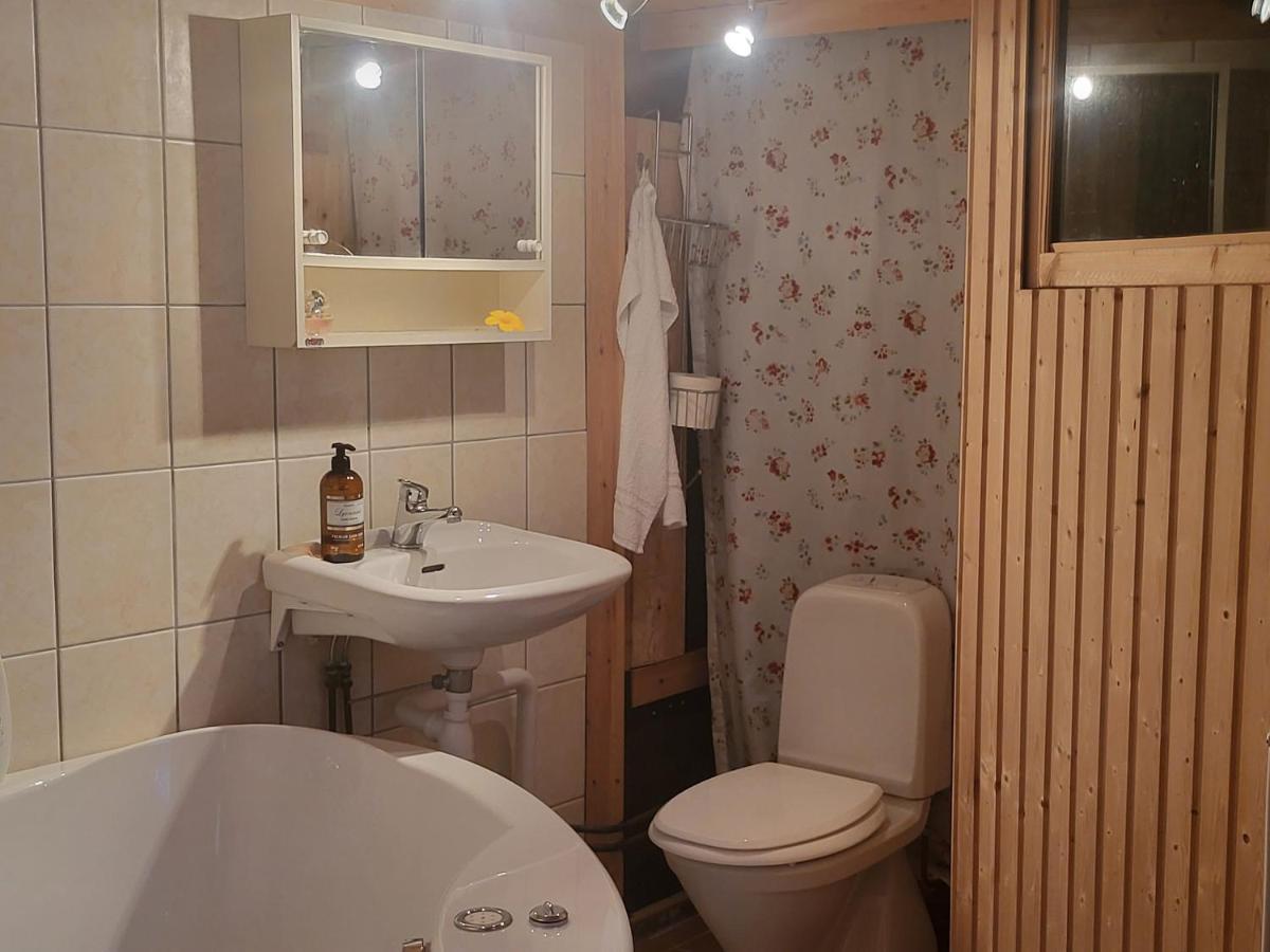 Minihus Med Stor Traedgardstomt Naera Golf Och Hav Villa Trosa Ngoại thất bức ảnh